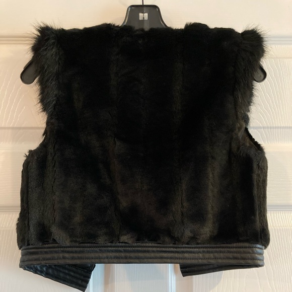 Express Faux Fur Crop Vest - Picture 3 of 3